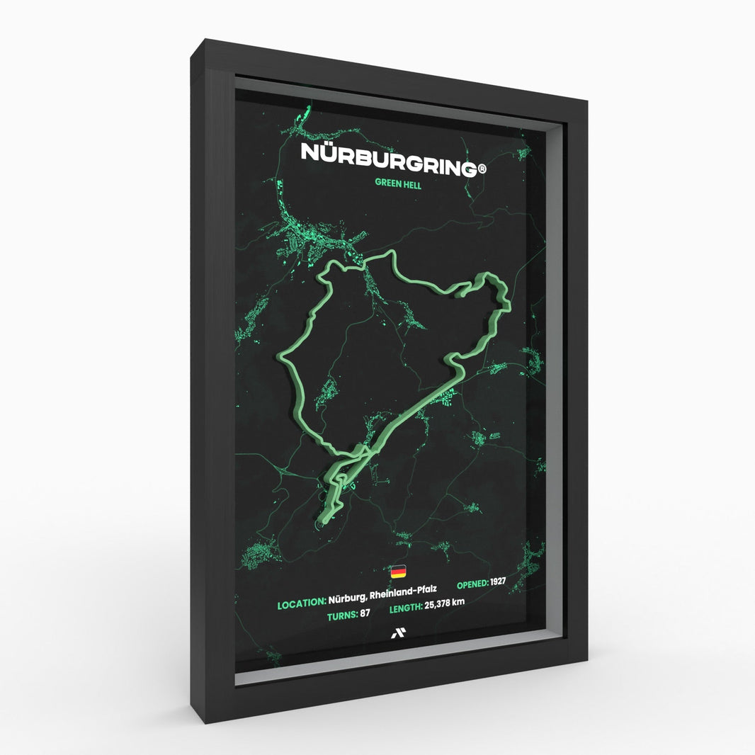 Nürburgring Nordschleife als grünes 3D-Streckenrelief (Green Hell) auf dunkler Karte im schwarzen Holzrahmen