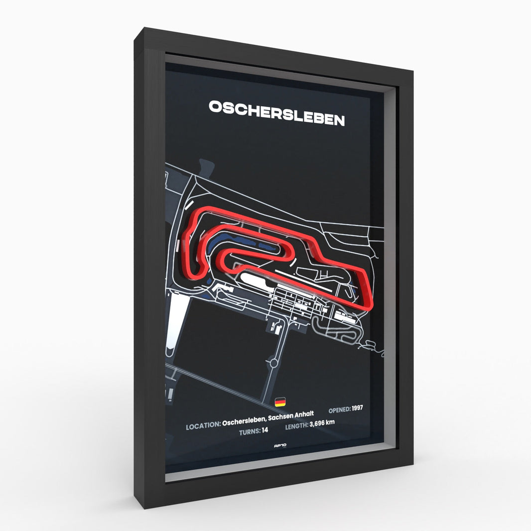 Oschersleben Rennstrecke als 3D-Relief mit roter Strecke auf dunkler Karte im schwarzen Holzrahmen, seitliche Ansicht