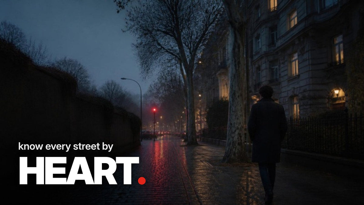 Texte « know every street by HEART. » au-dessus d'une photo d'une rue pavée berlinoise mouillée à l'heure bleue, où une personne en manteau sombre s'éloigne.