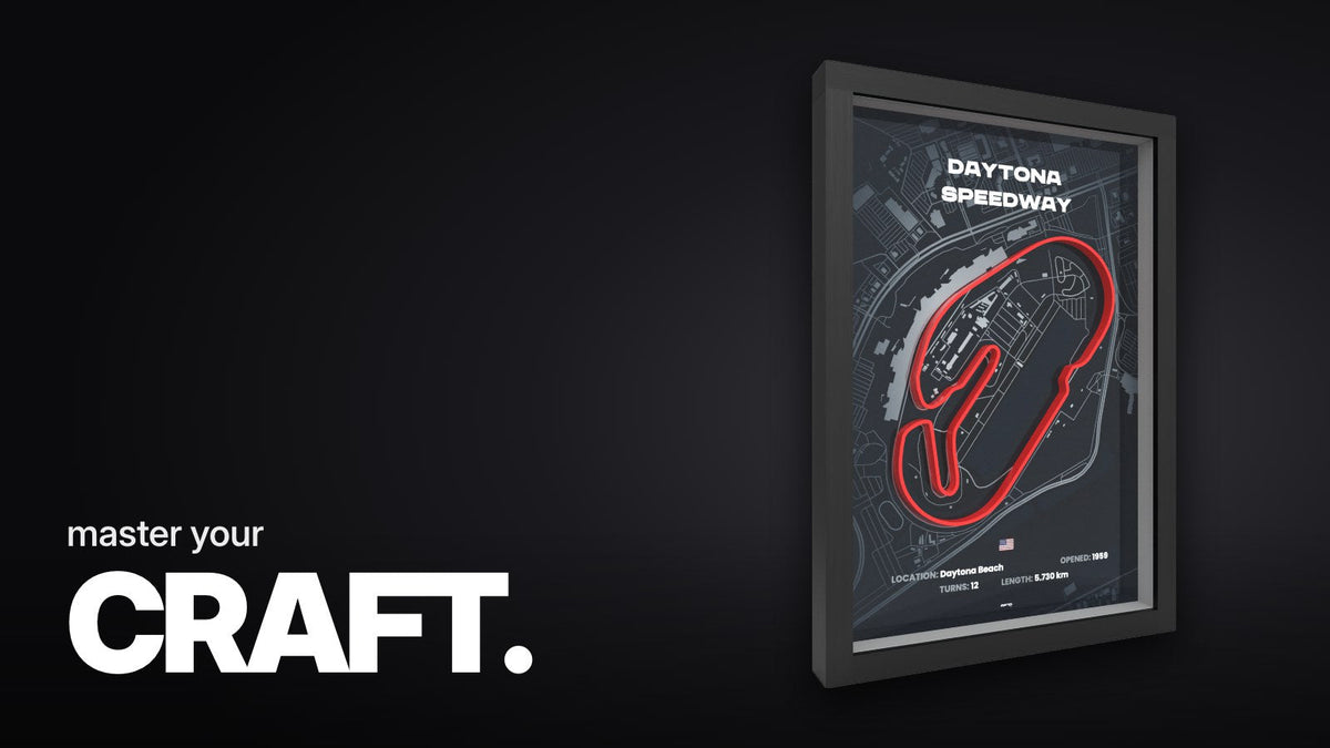 Schriftzug ‚master your CRAFT.‘ über dem roten 3D-Streckenrelief von Daytona im schwarzen Rahmen in schräger Seitenansicht.