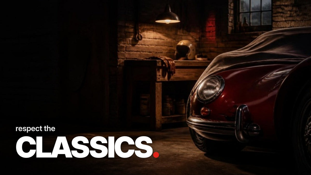 Texte « respect the CLASSICS. » au-dessus d'une photo d'une vieille voiture de sport rouge sans logo dans un garage sombre en briques, avec un gant en cuir et un casque vintage posés sur un établi.