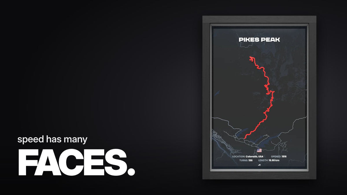 Schriftzug ‚speed has many FACES.‘ über dem schwarzen 3D-Rahmen der Bergstrecke Pikes Peak mit roter, erhabener Streckenführung auf dunkler Karte vor weißem Hintergrund.