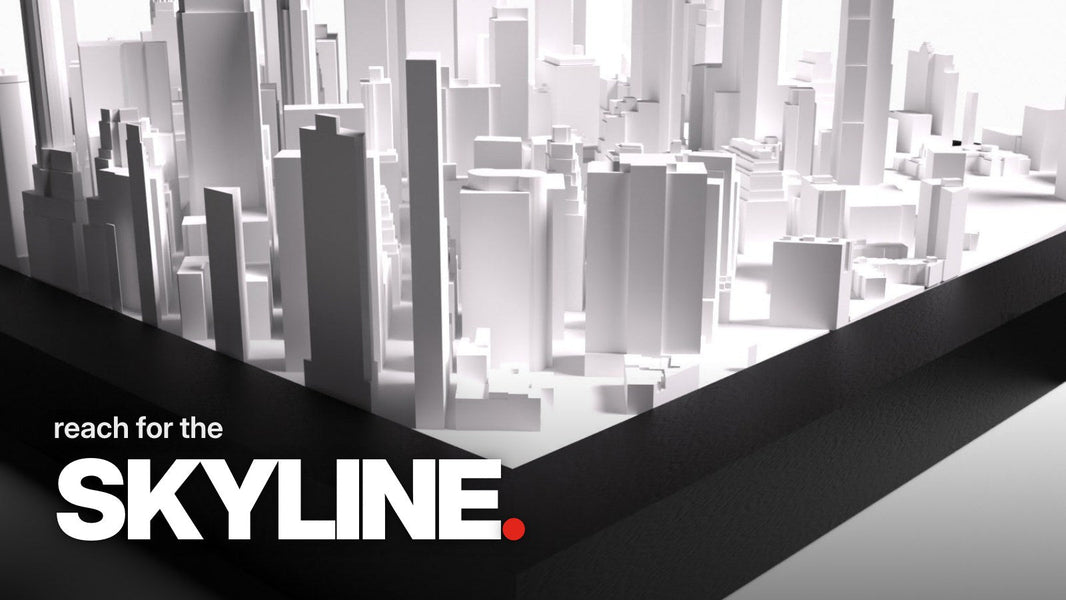 Schriftzug ‚reach for the SKYLINE.‘ über einer Detailaufnahme des City Tile New York mit flachem Blick über die Rahmenecke auf die weißen 3D-Wolkenkratzer Manhattans.