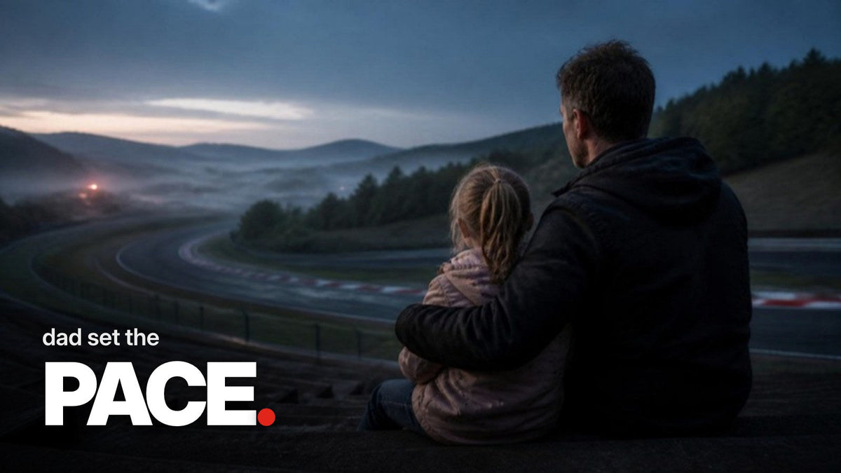 Tekst ‚dad set the PACE.‘ boven een foto van een vader en zijn dochter, van achteren gezien, die in de schemering op een lege tribune boven een mistige racebaan zitten.