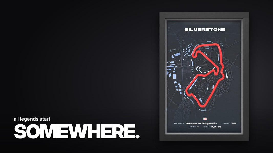 Inscription « all legends start SOMEWHERE. » au-dessus du cadre 3D frontal du circuit de Silverstone avec ligne rouge sur fond sombre, encadré de noir.