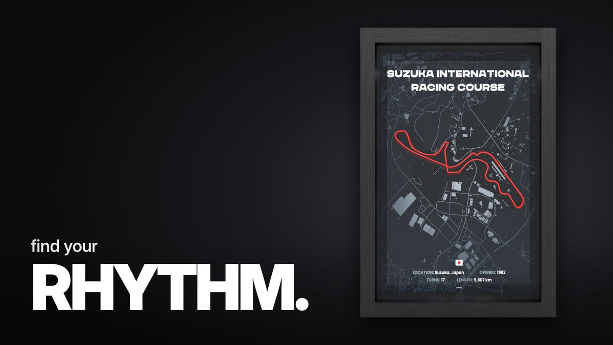 Schriftzug ‚find your RHYTHM.‘ über dem schräg fotografierten schwarzen Rahmen mit roter 3D-Strecke in Achter-Form auf dunkler Karte.