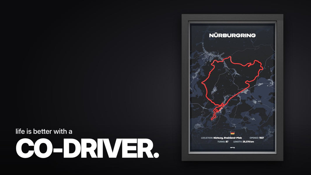 Schriftzug ‚life is better with a CO-DRIVER.‘ über dem gerahmten 3D-Streckenrelief der Nürburgring Nordschleife mit roter Strecke auf dunkelblauer Karte im schwarzen Rahmen.