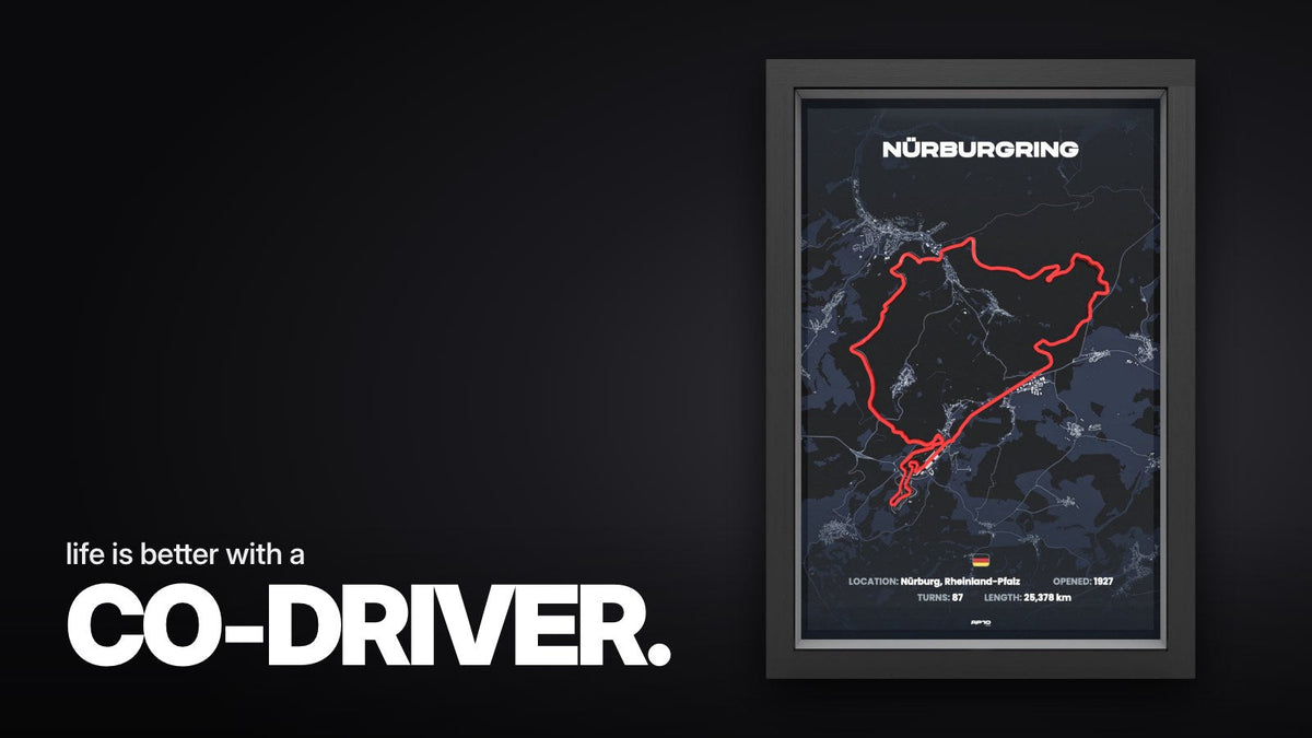 Schriftzug ‚life is better with a CO-DRIVER.‘ über dem gerahmten 3D-Streckenrelief der Nürburgring Nordschleife mit roter Strecke auf dunkelblauer Karte im schwarzen Rahmen.