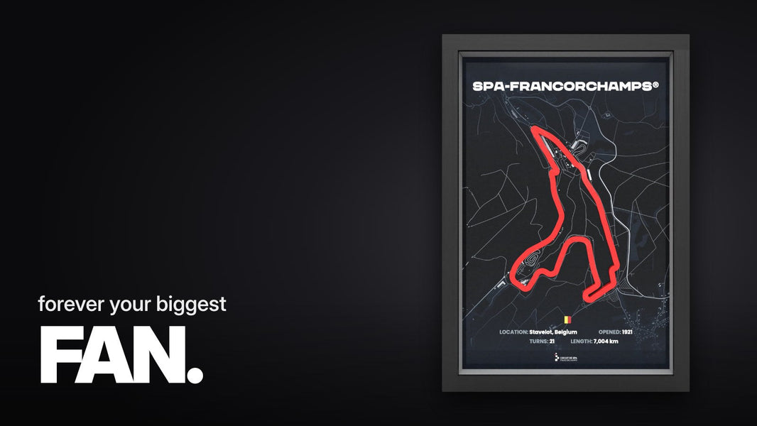 Schriftzug „forever your biggest FAN.“ über der Frontansicht des Spa-Francorchamps-Rahmens mit roter 3D-Streckenlinie auf dunkelblauer Karte im schwarzen Rahmen vor weißem Hintergrund.